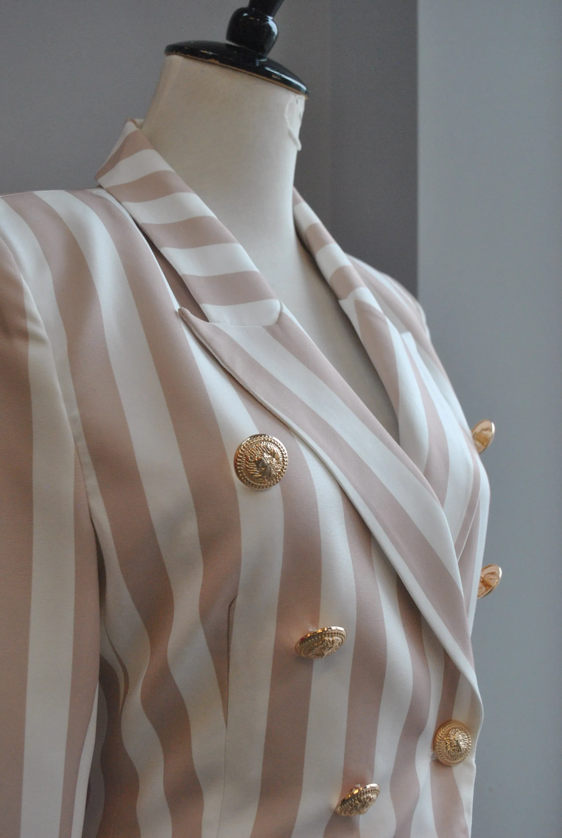 DOUBLE BREASTED BEIGE AND WHITE BLAZER