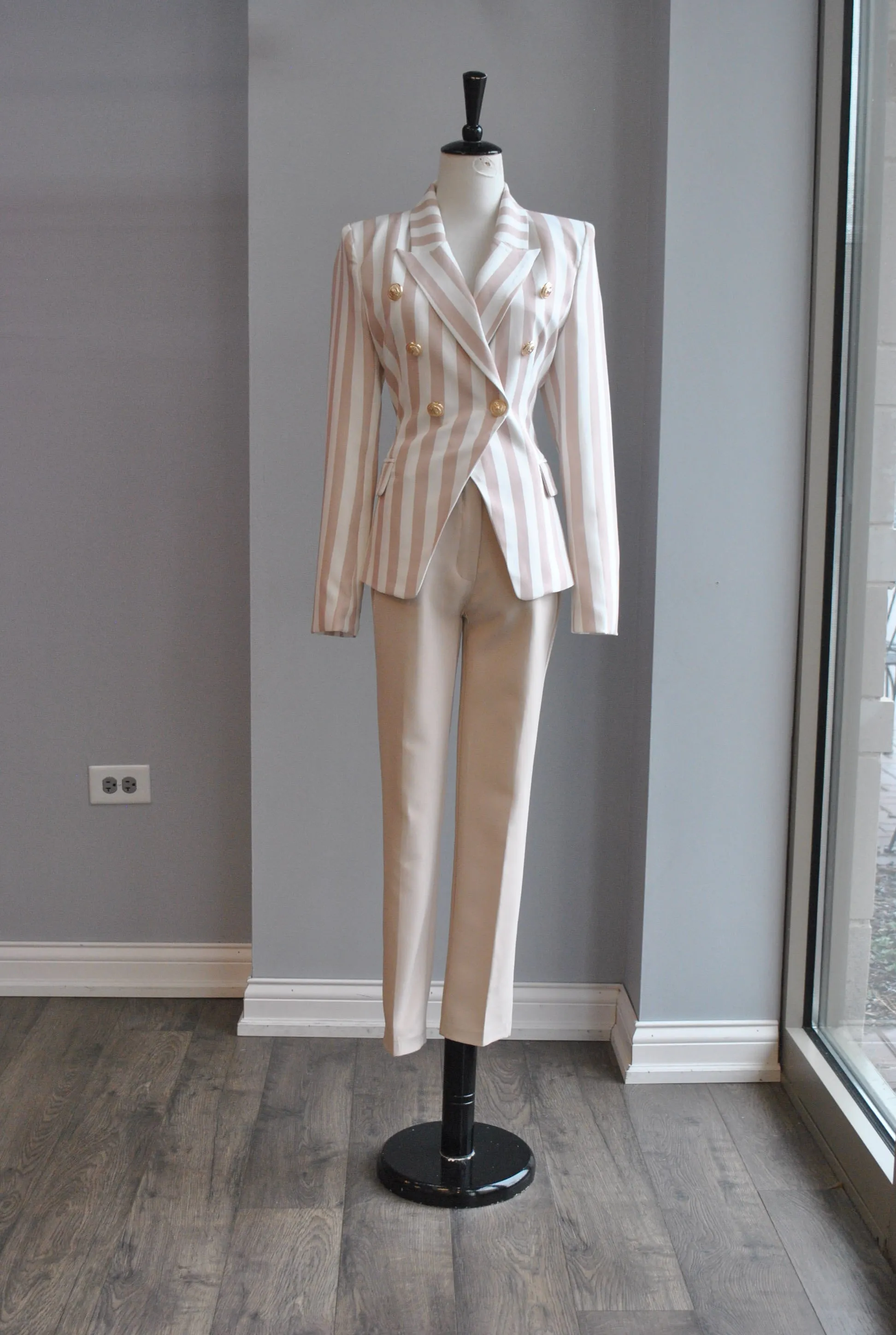 DOUBLE BREASTED BEIGE AND WHITE BLAZER