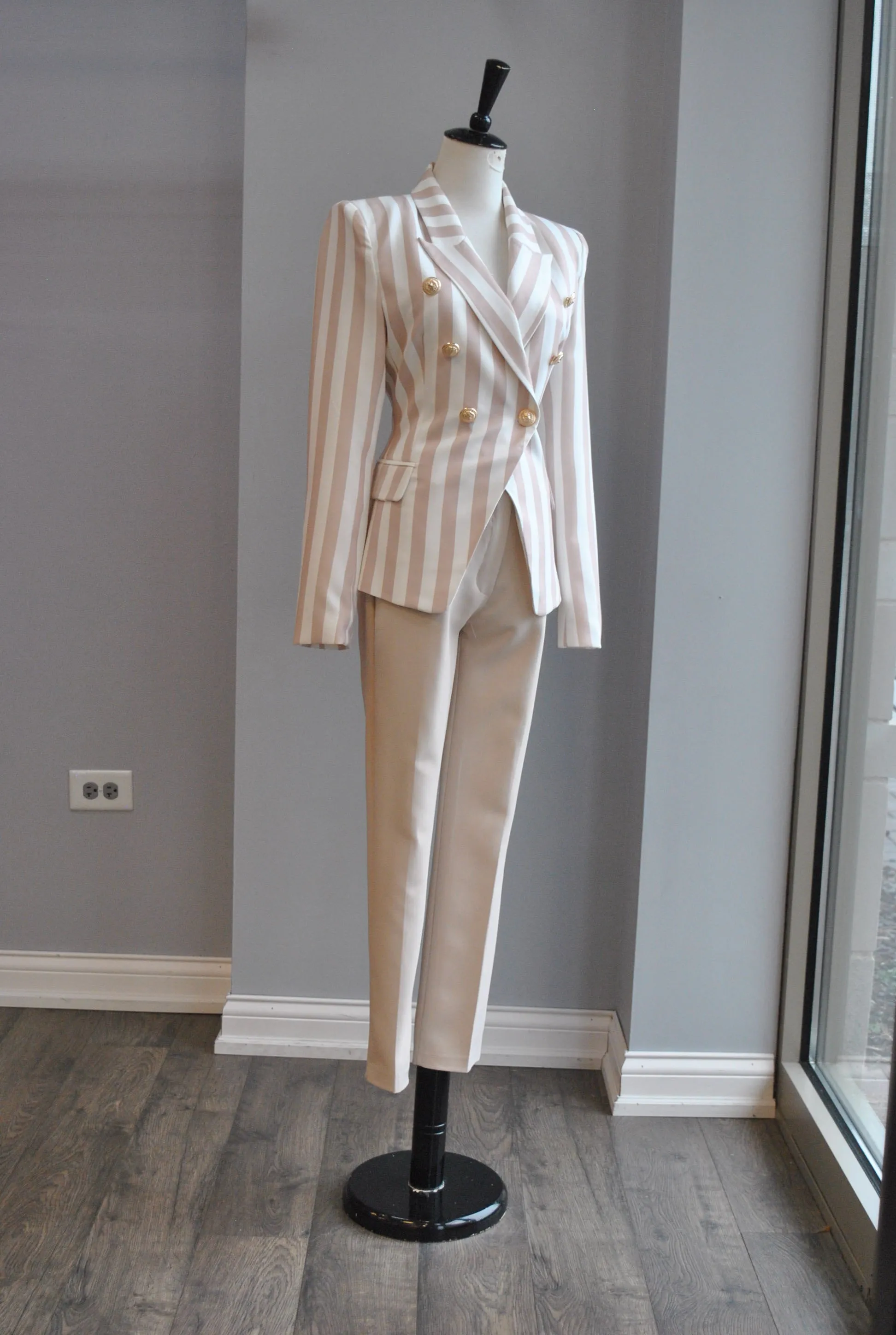 DOUBLE BREASTED BEIGE AND WHITE BLAZER