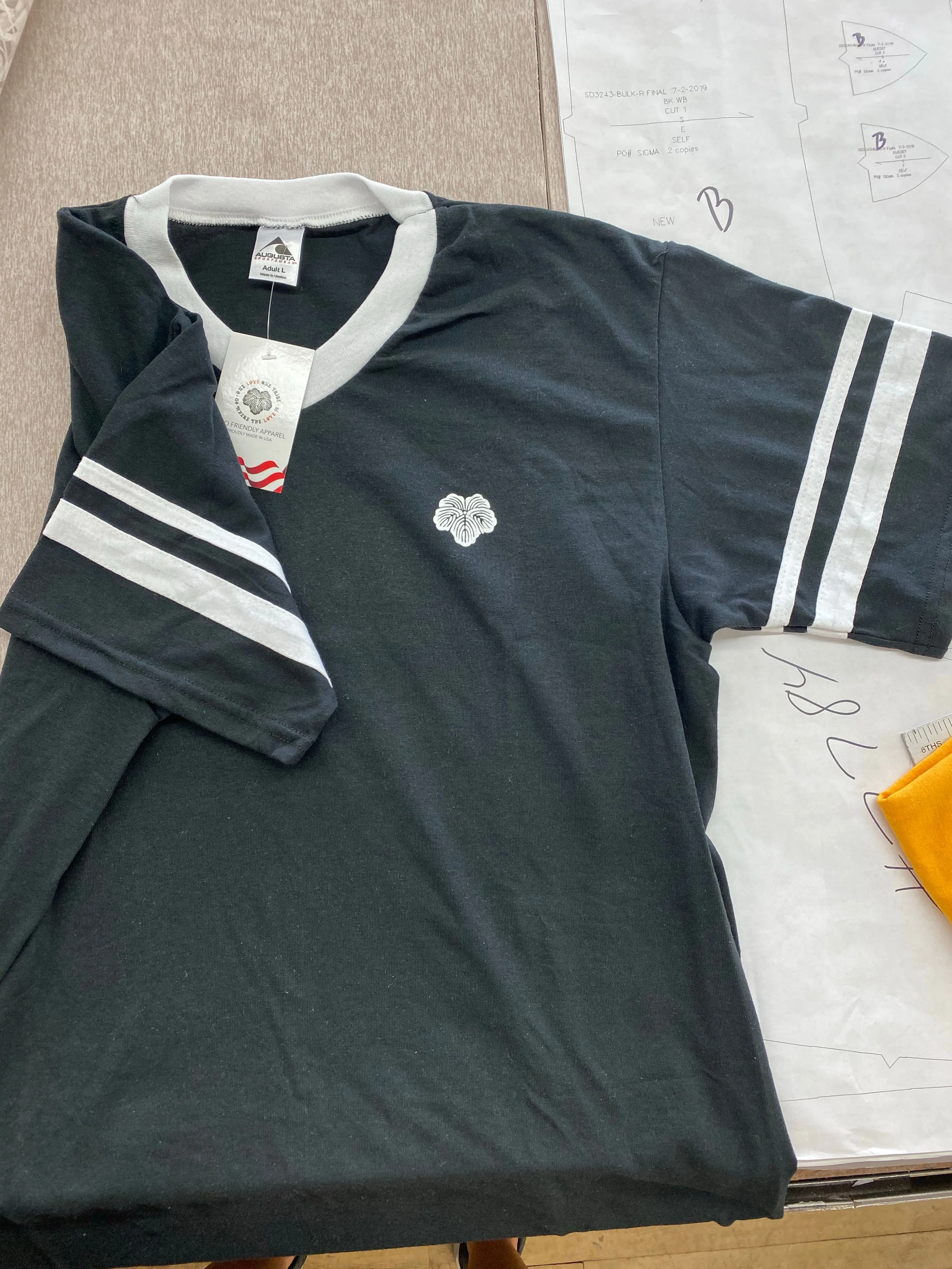 LOGO T SHIRT V NECK & STRIPES
